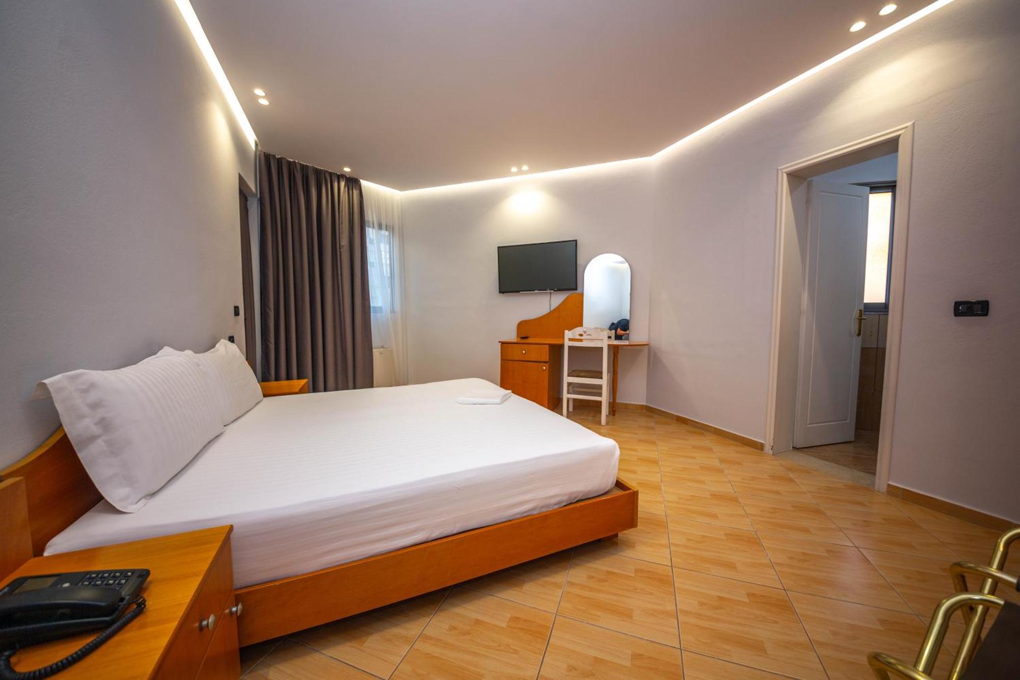 Hotel Sea Breeze Sarandë Exterior foto