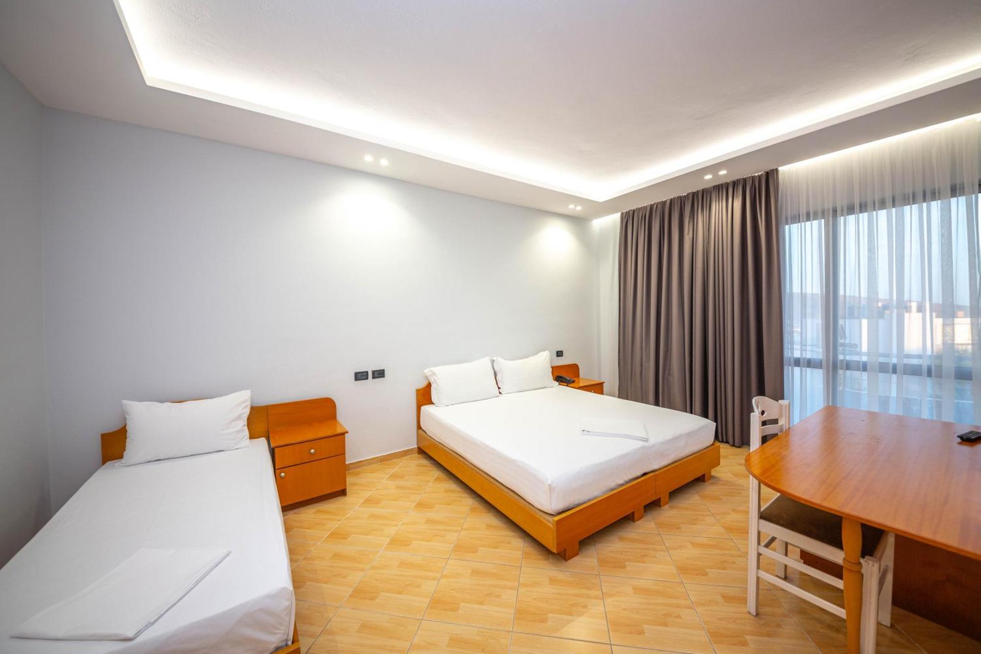 Hotel Sea Breeze Sarandë Exterior foto