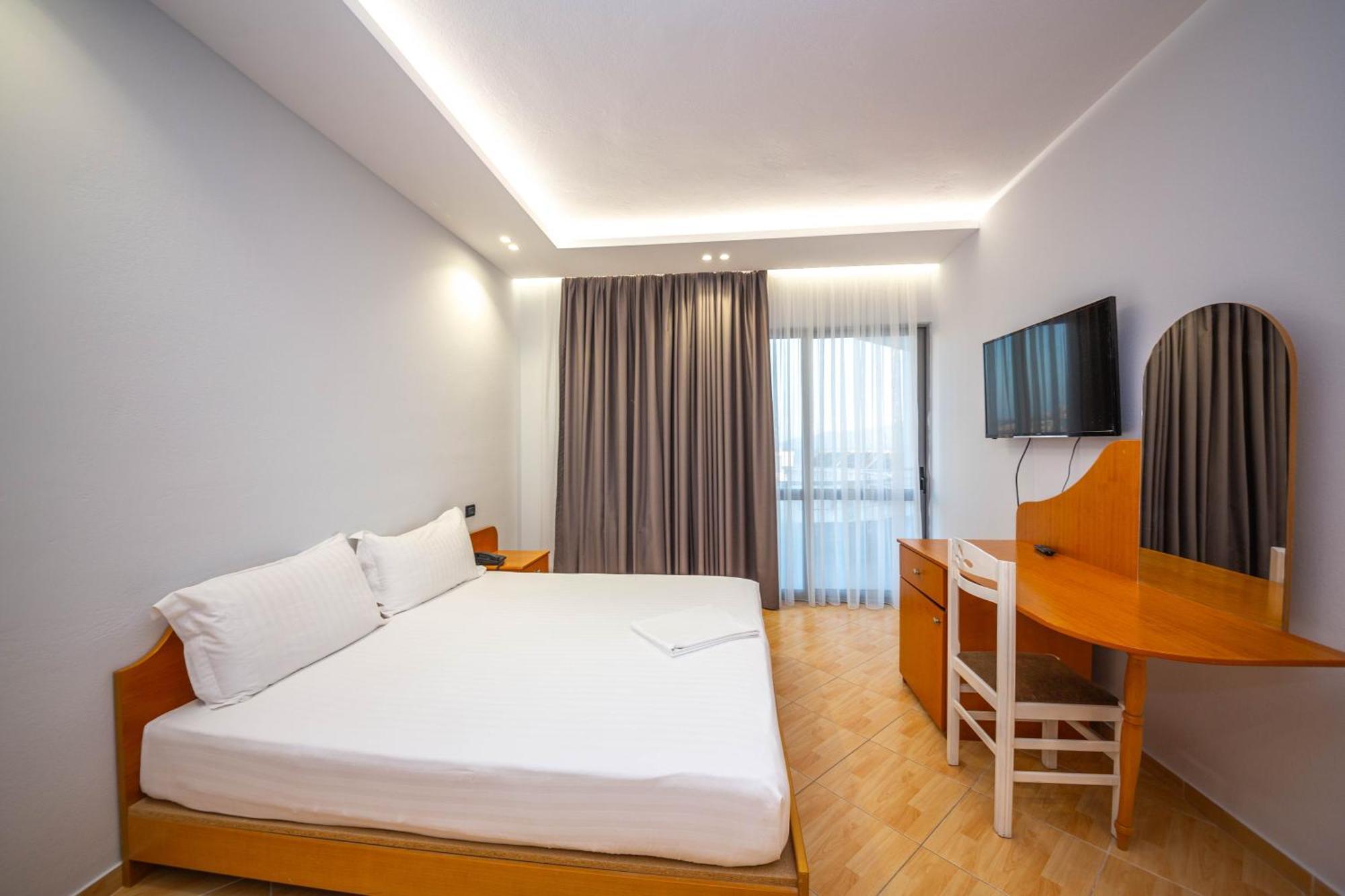 Hotel Sea Breeze Sarandë Exterior foto