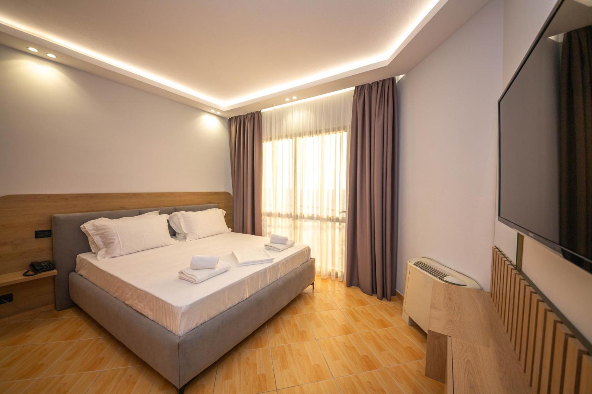 Hotel Sea Breeze Sarandë Exterior foto