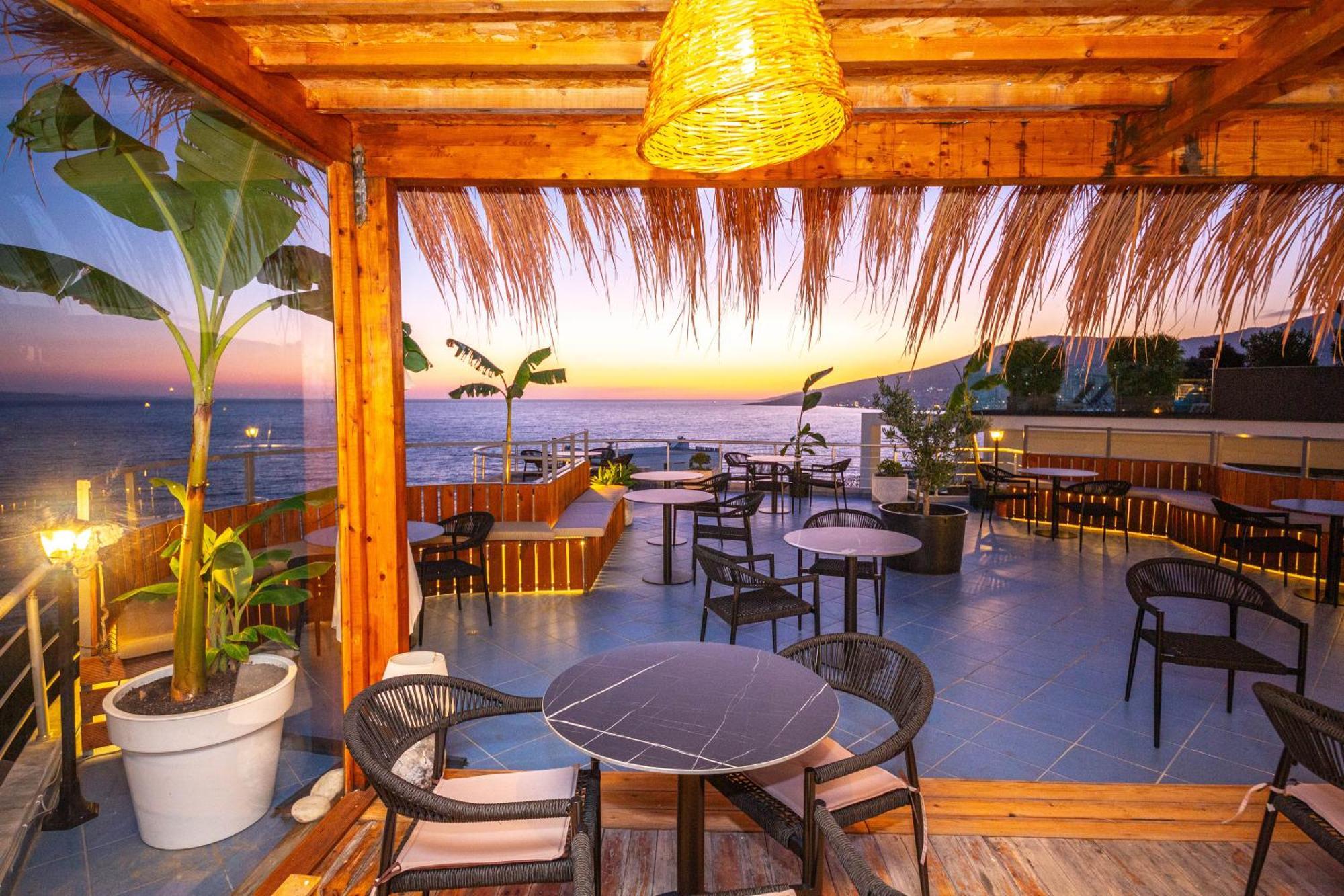 Hotel Sea Breeze Sarandë Exterior foto