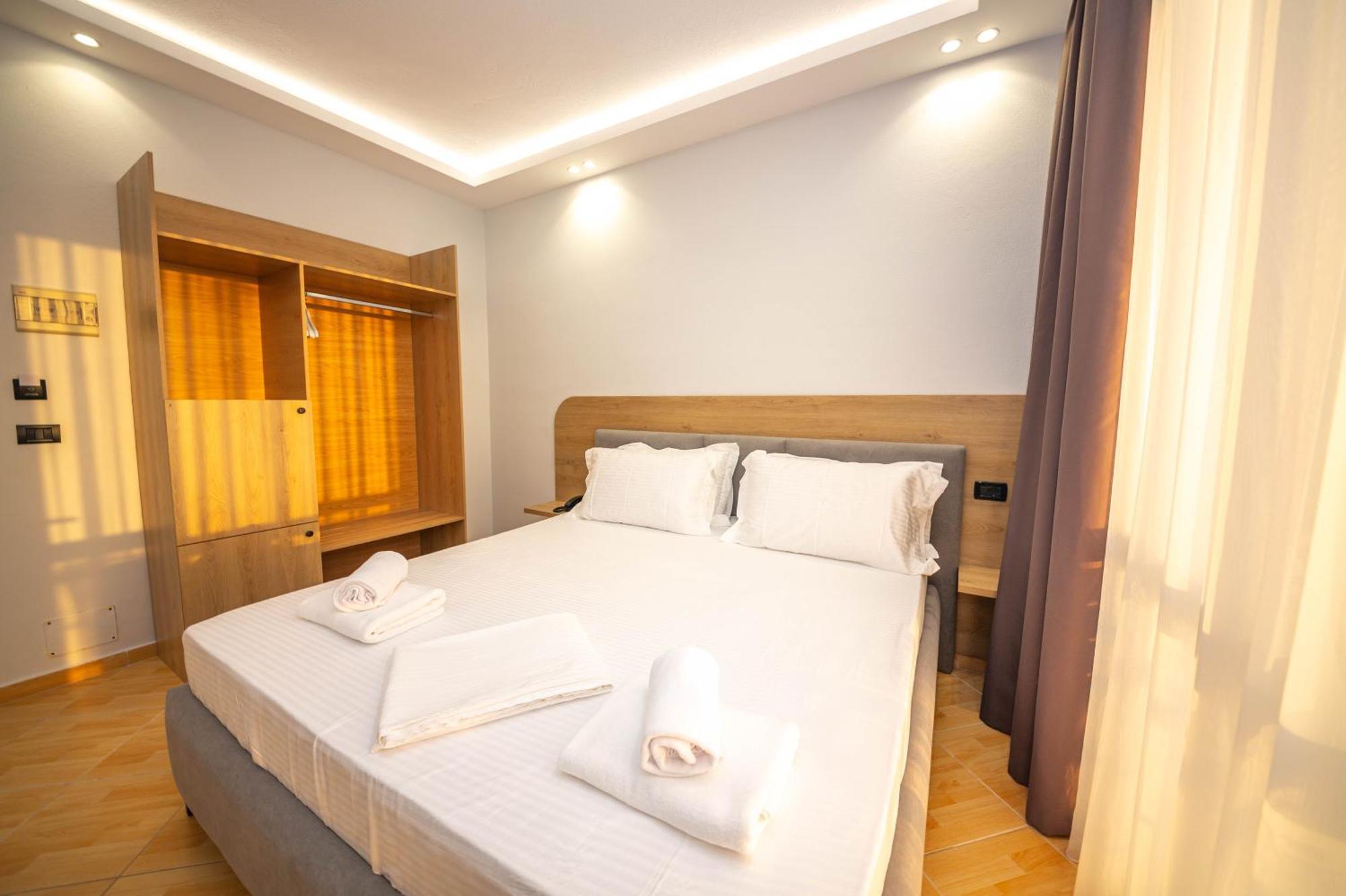 Hotel Sea Breeze Sarandë Exterior foto