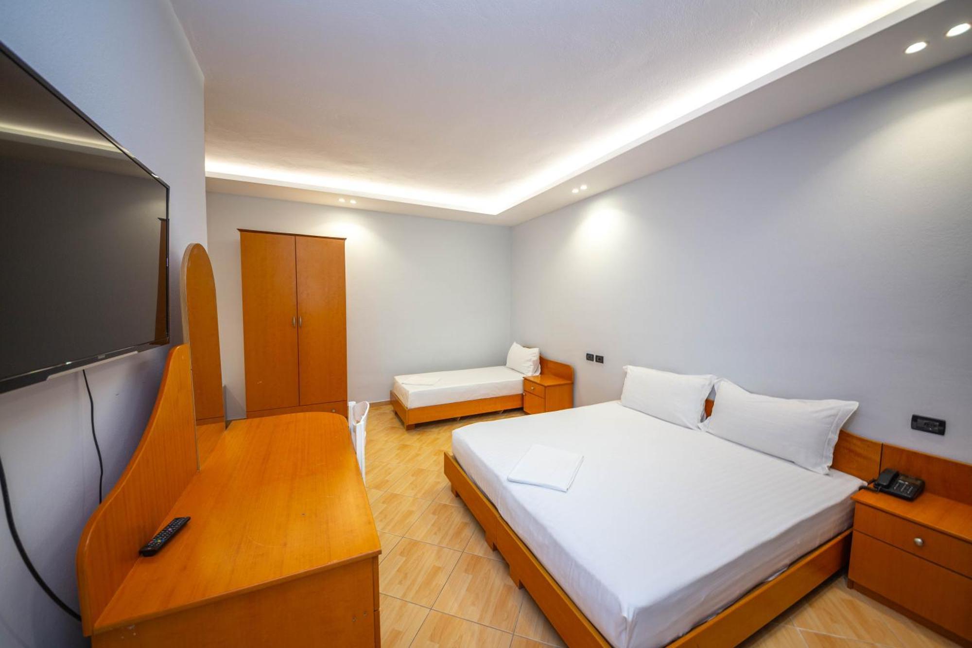 Hotel Sea Breeze Sarandë Exterior foto