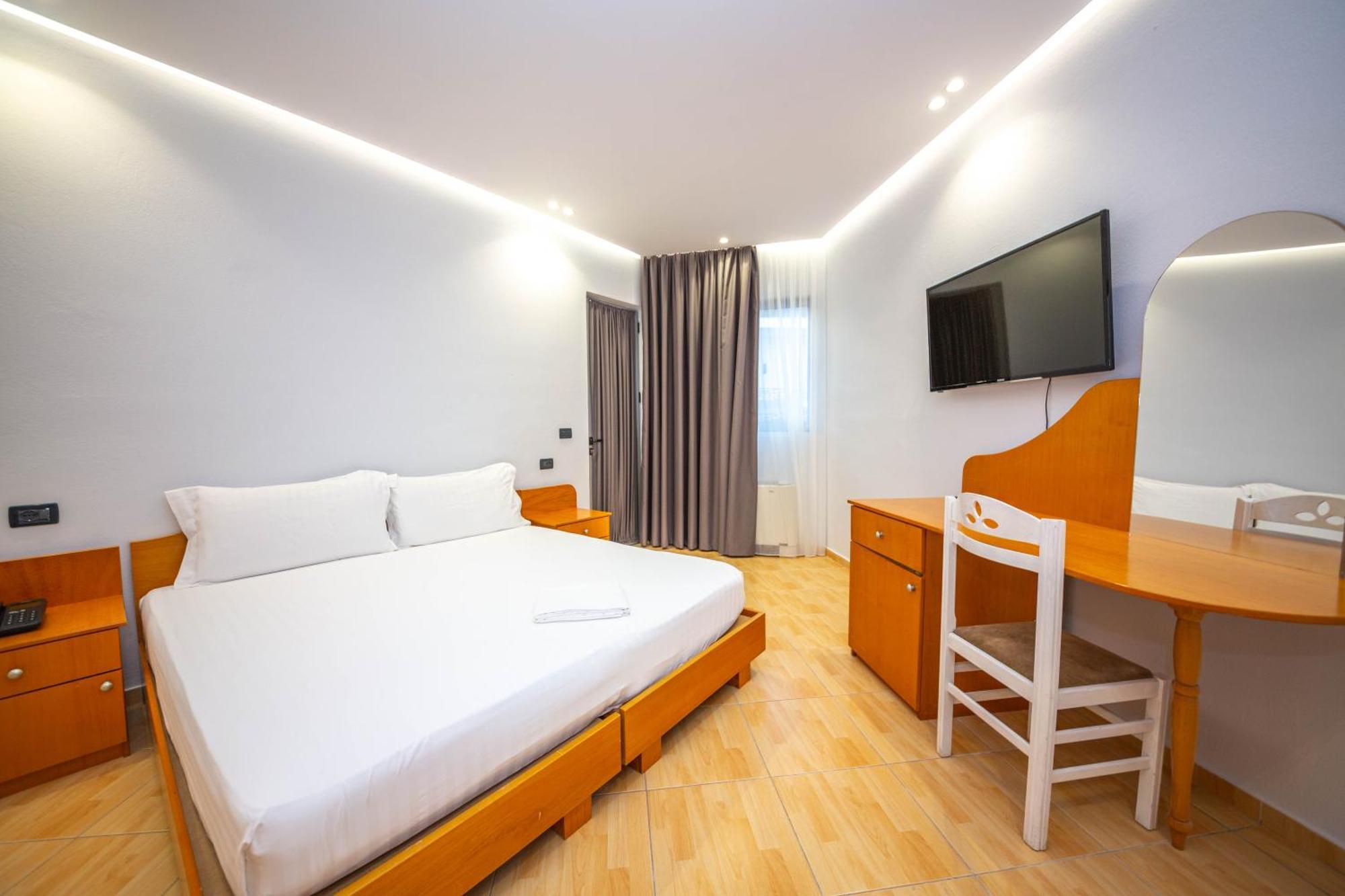 Hotel Sea Breeze Sarandë Exterior foto
