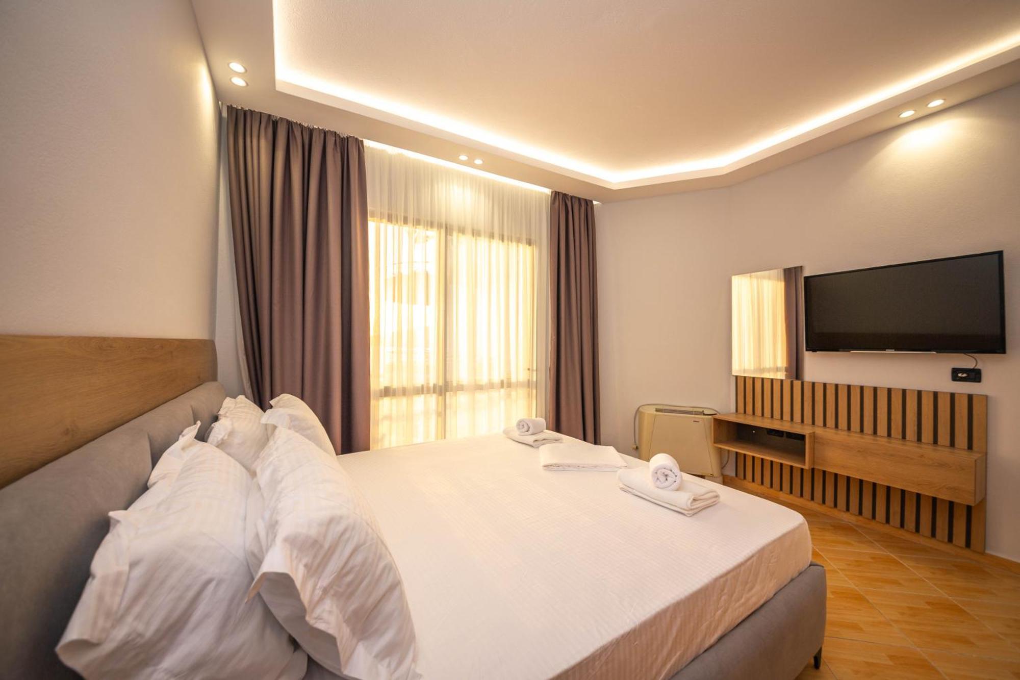 Hotel Sea Breeze Sarandë Exterior foto
