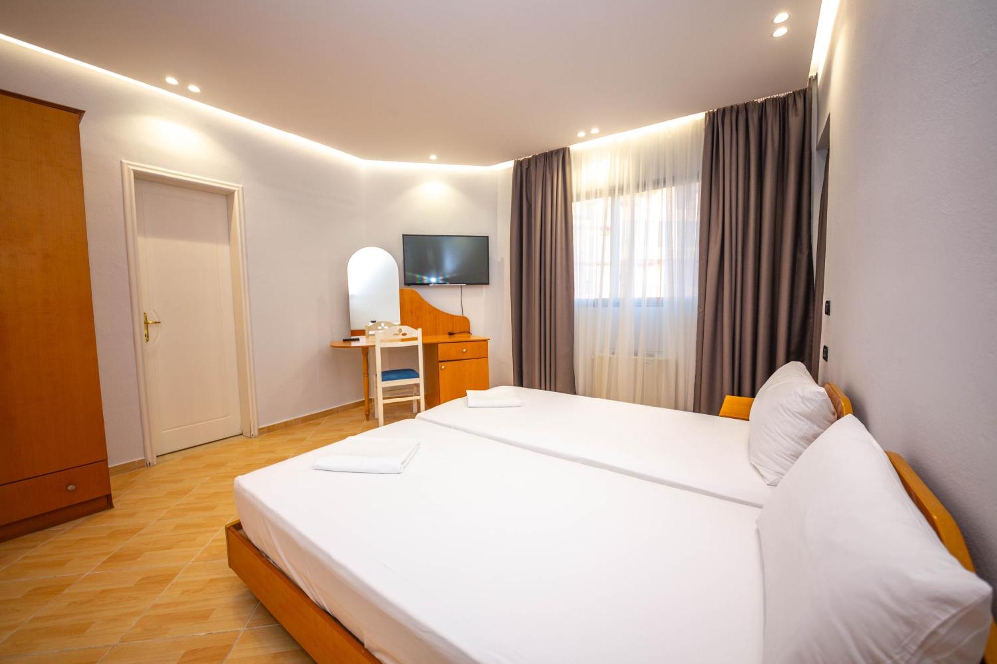 Hotel Sea Breeze Sarandë Exterior foto