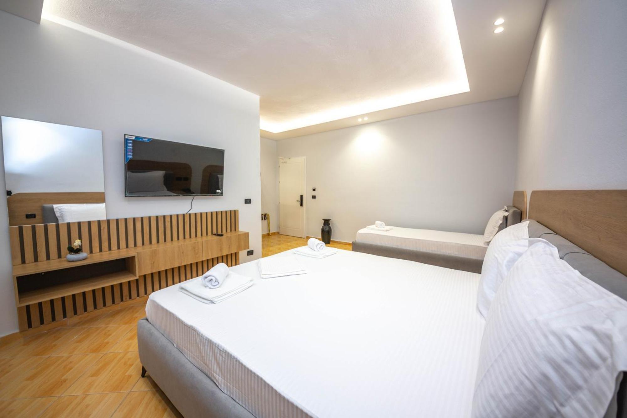Hotel Sea Breeze Sarandë Exterior foto