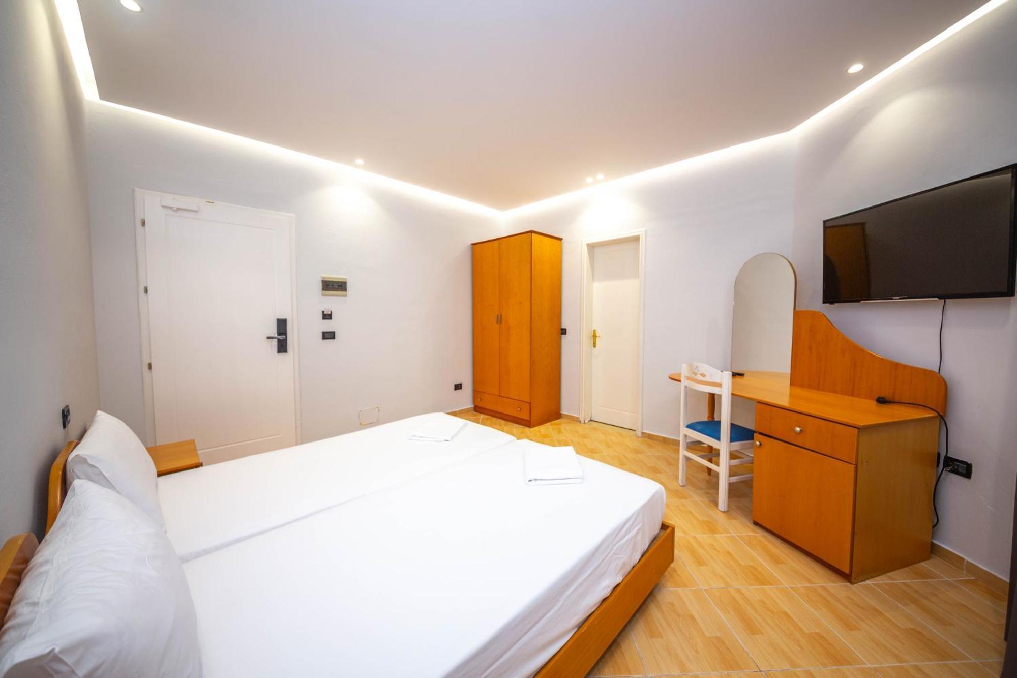 Hotel Sea Breeze Sarandë Exterior foto
